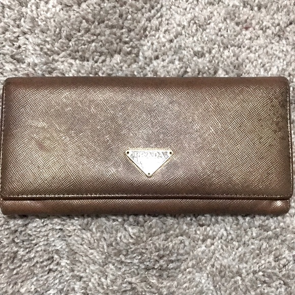 Prada - Picture 1 of 8